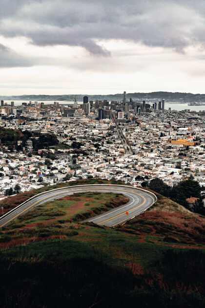 道路城市建筑和灰色路面的高角度视图十字路口景观加利福尼亚
