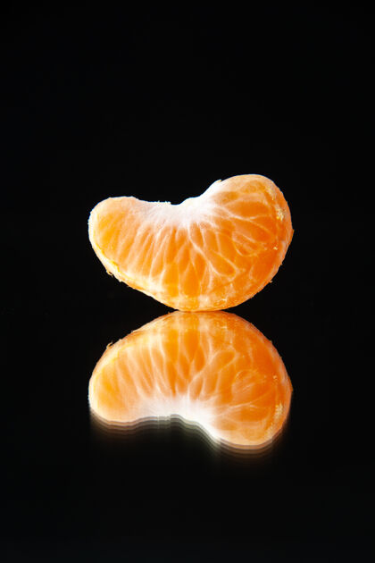 水果正面图黑色墙上的小橘子片饮料树柑橘果汁黑暗橘子葡萄柚柑橘多汁可食用水果