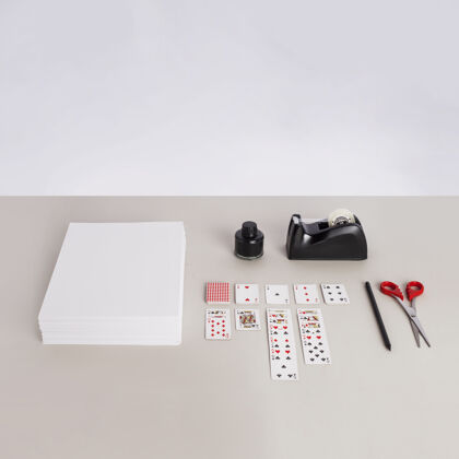 设备纸 扑克牌 剪刀 铅笔和胶带机在灰色的表面缝纫胶带金属