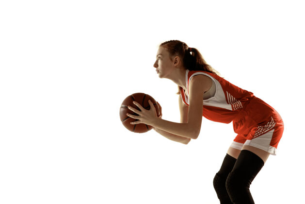 运动年轻的女篮球运动员在行动 运动在运行隔离在白墙上球场篮球动作