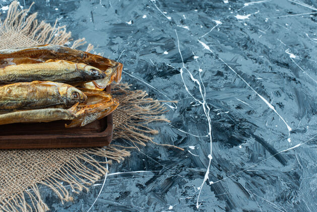 风味烤鱼板上的纹理 在蓝色的背景上美味板美味