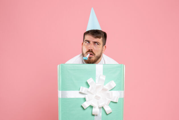 正面正面图：年轻男性站在礼物盒内粉色睡衣派对照片情感睡眠圣诞睡衣展台情绪