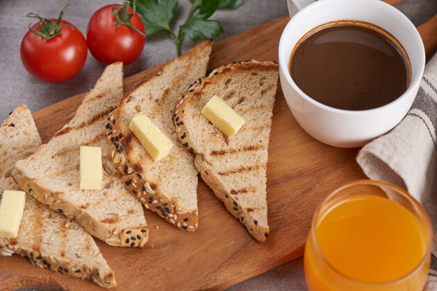 自然传统早餐烹饪特写镜头早餐黄油和面包 一杯咖啡和橙汁饮食面包切