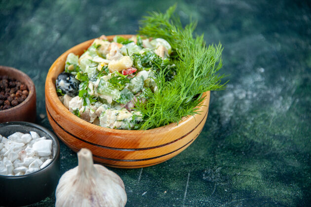 欧芹正面近距离观看蔬菜沙拉 在黑暗背景下的小锅里放上梅耶奈斯和绿色蔬菜前面绿色新鲜