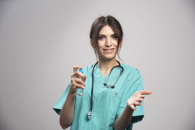 肖像女医生带着听诊器喷雾瓶听诊器工作妇女
