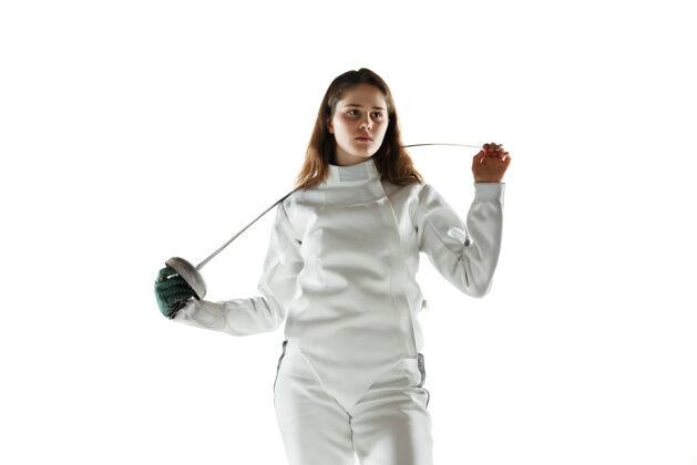 成就身穿击剑服装的少女 手拿剑 被隔离在白墙上形状运动员装备