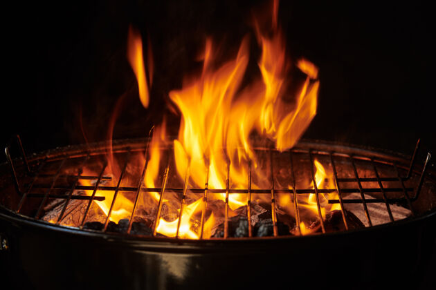 空烧烤背景烧烤火烤架特写 黑色背景上孤立烧烤餐厅燃烧