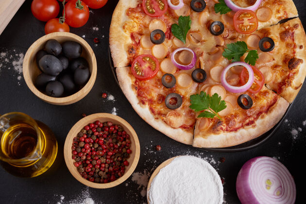 盐乡村黑石桌 各种意大利披萨 顶视图快餐午餐 庆祝活动垃圾食品俯视图美味