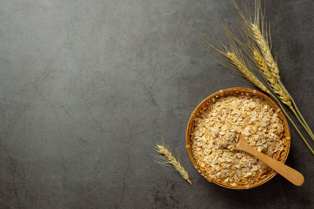 烘焙在古老的黑暗背景下的原始大麦粒谷物种子健康