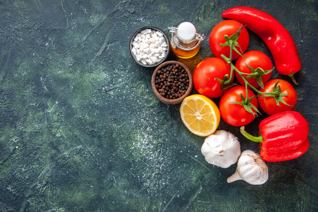 新鲜红西红柿顶视图新鲜红色西红柿配大蒜和胡椒 深色背景沙拉 成熟健康饮食 免费用餐空间新鲜大蒜健康