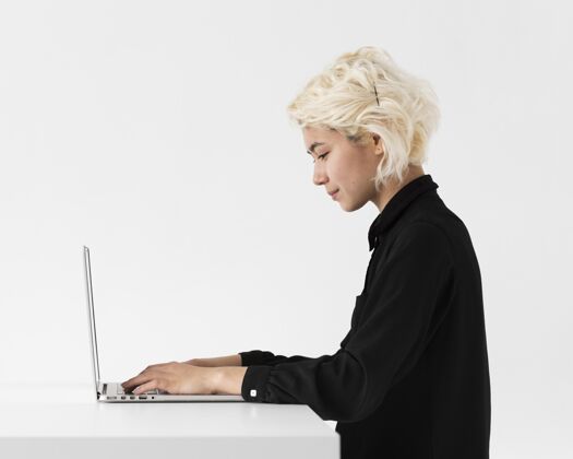 女人在笔记本电脑上工作的女人中枪最小未来科技