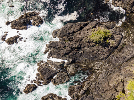 自然空中拍摄的岩石海海洋海岸石头