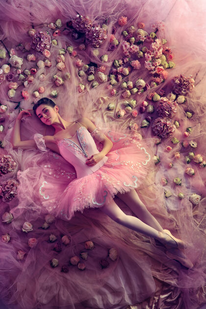 感性穿着粉色芭蕾舞短裙的年轻女子被鲜花环绕优雅表演风格