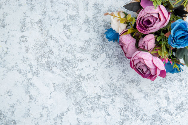 雪顶视图彩色花卉在桌子上与复制的地方表面水彩画地方