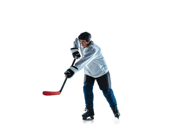 溜冰跑步冰球场上有棍子和白色背景的年轻男子冰球运动员运动员穿着装备和头盔练习运动概念 健康的生活方式 运动 运动 动作男孩健康棍棒