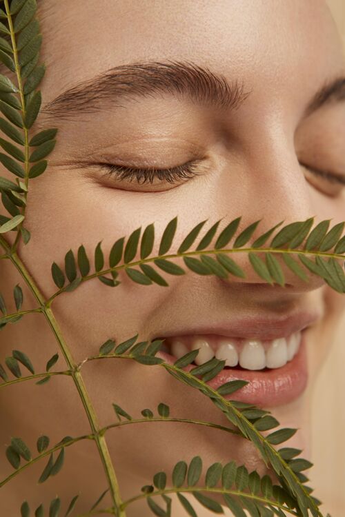 美女特写笑脸模特与植物合影青春关怀垂直