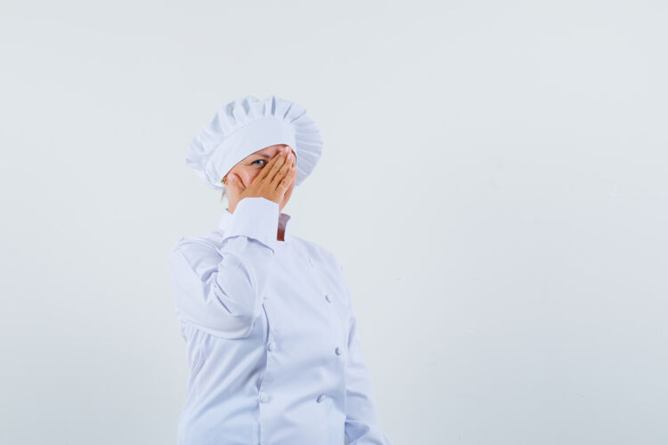 可爱一个穿着白色制服的女厨师从她的手上看过去 看起来很隐蔽年轻隐藏制服
