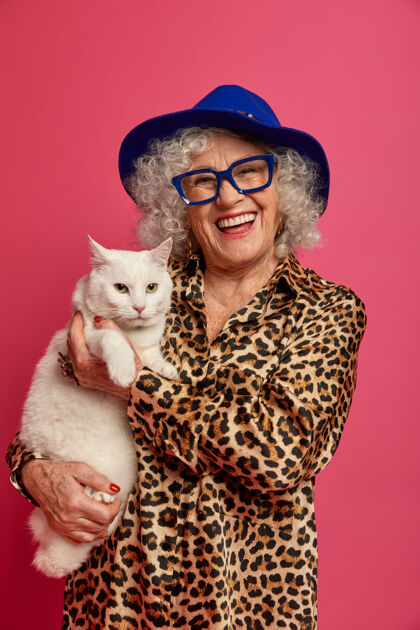 垂直幸福的皱纹时尚奶奶与美丽的猫特写肖像退休高加索动物