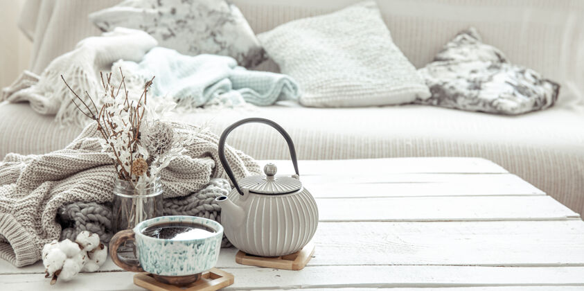 细节一个茶壶和一个漂亮的陶瓷杯装饰细节在一个海格风格的客厅斯堪的纳维亚室内茶
