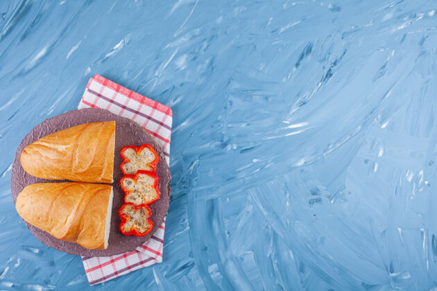 顶视图把胡椒片和面包放在茶巾上 放在蓝色的上面美味美味面粉