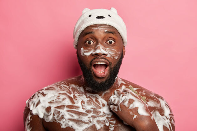 非洲保健 卫生 spa概念震惊的非洲男人用肥皂海绵冲洗身体 感觉新鲜干净身体帽子