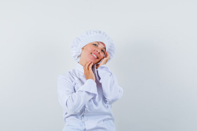 模特一位身穿白色制服的女厨师抚摸着她的脸颊 看上去很优雅可爱休闲优雅