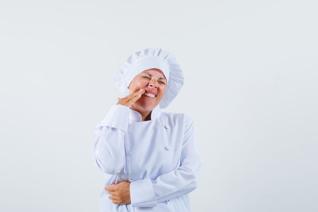 粉色一位身穿白色制服的女厨师 牙痛难忍 看上去很烦恼魅力女士人