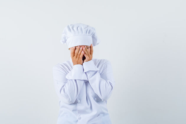 厨师一位身穿白色制服的女厨师用手捂着脸 看上去很惭愧女性年轻女士
