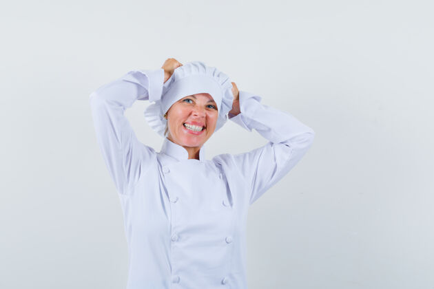 女士一位身穿白色制服的女厨师手拉着手 看上去很开心制服手欢呼
