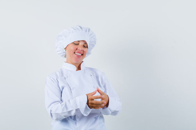 清洁穿着白色厨师制服的金发女人搓手 看起来很漂亮看起来人亚洲人