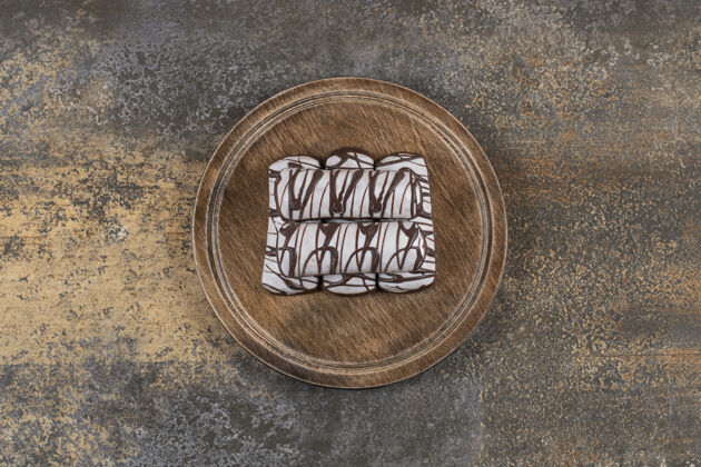 干木板上自制巧克力饼干的俯视图葡萄酒棕色木材