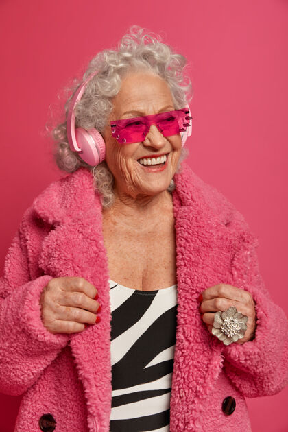 老年人穿着粉色紧身衣和外套 满脸皱纹的时尚老奶奶的特写照片满意头发潮流