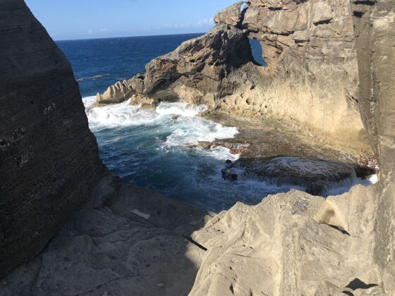 天堂波多黎各cuevadelindio的洞穴和岩石岛屿水显示