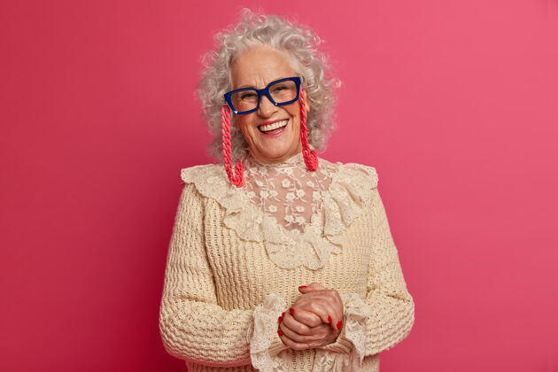 老戴着眼镜和毛衣 满脸皱纹的时尚老奶奶的特写照片微笑眼镜人类