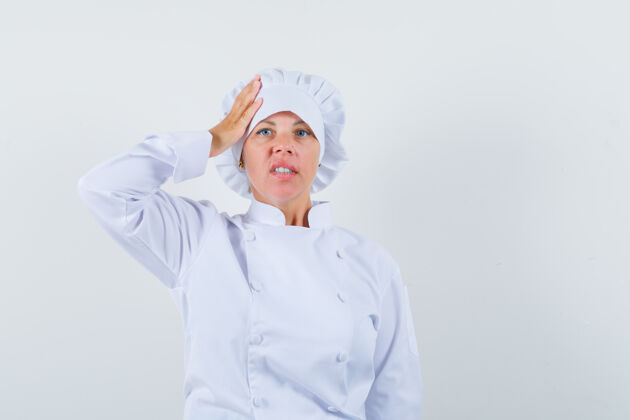 有趣一位身穿白色制服的女厨师手挽着手 看上去很体贴喜悦好看模特