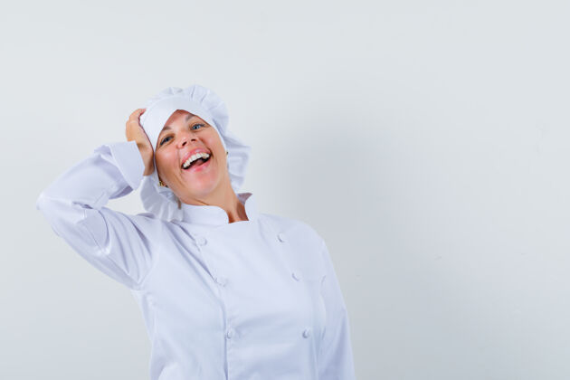 黑发一位身穿白色制服的女厨师手挽着手 看上去很高兴学生脸头