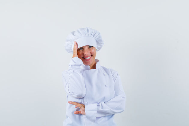 厨师一位身穿白色制服的女厨师手拉着手 脸上带着羞耻的表情女性有趣欢呼