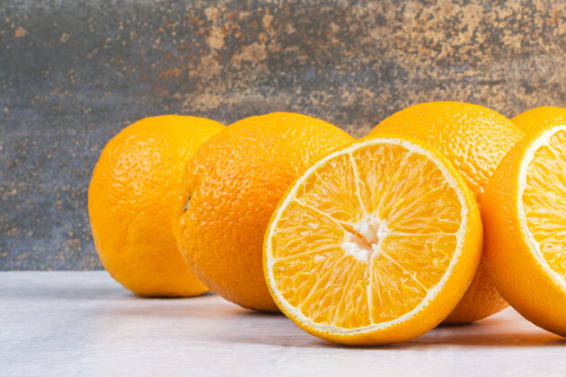 堆的一堆新鲜成熟的橙子 放在大理石桌上多汁的堆的堆的
