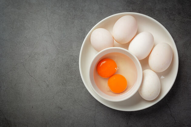 早餐黑暗表面上的鸭蛋俯视图椭圆形健康新鲜