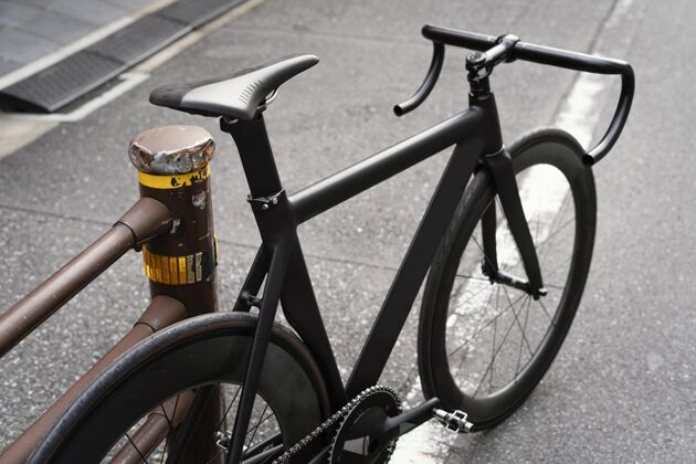 自行车在街上骑自行车交通工具自行车活动