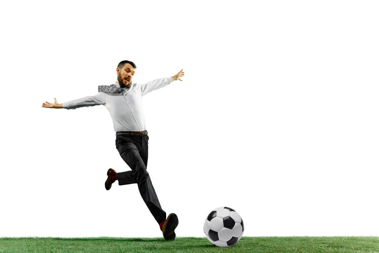 年轻一个年轻的商人在白色场地上踢足球的全长镜头足球优雅成年人