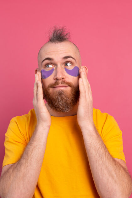 男性欧洲帅哥 留着胡子 穿着黄色t恤和紫色眼罩 戴着粉色眼罩提升眼睛男人