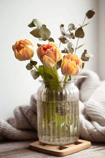 节日一束花在一个模糊背景的玻璃花瓶里礼物爱情人节