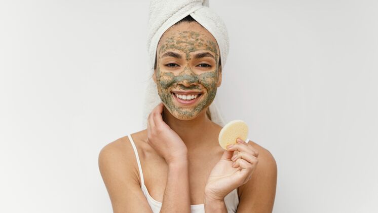 女性脸上戴着自制面具的年轻女人自然治疗水疗