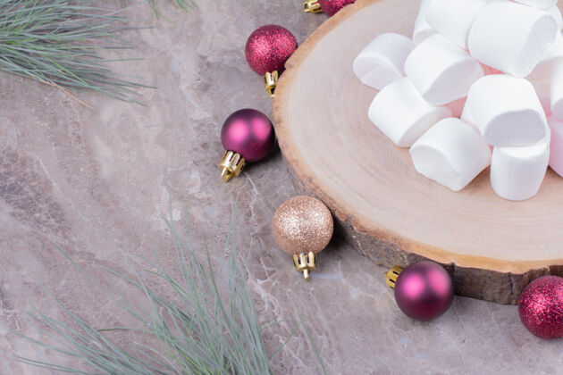 饼干美味的棉花糖放在木板上 周围是橡树球面粉美味厨房
