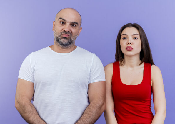 紫色严格的成人夫妇站着看女人看男人