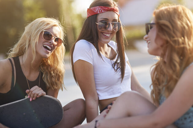 抱着年轻女子在滑板公园共度时光欢呼快乐牙齿微笑
