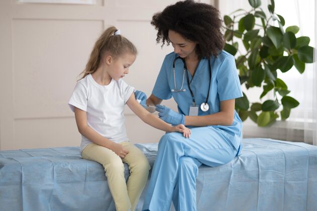 注射年轻医生给小女孩打疫苗危险疫苗医院