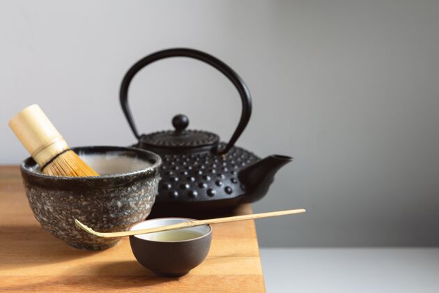 碗木制托盘上的茶壶和茶具刷子液体木刷