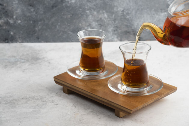 新鲜两杯茶 茶壶放在木板上水热的美味